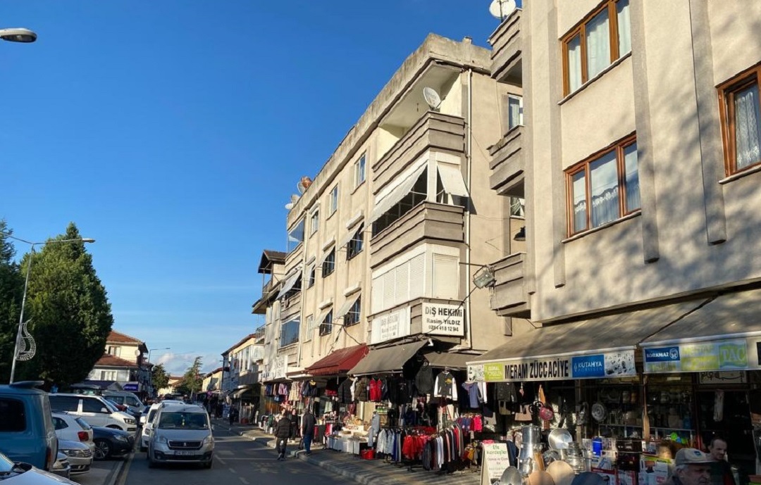 AKYAZI ÖMERCİKLER'de SATILIK 3+1 DAİRE MERKEZDE